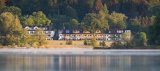 Blick über den See auf das Wohngebäude