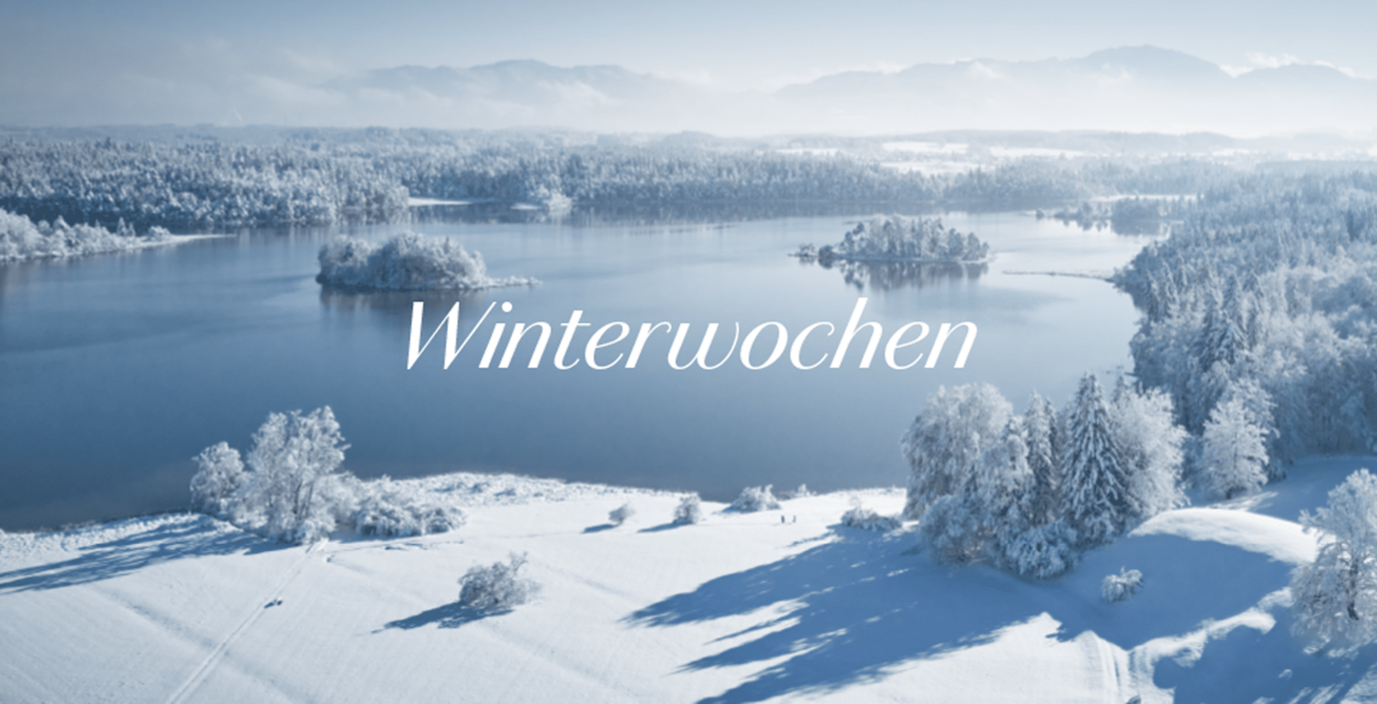 Der Ostersee im Winter, eingebettet in eine verschneite Landschaft