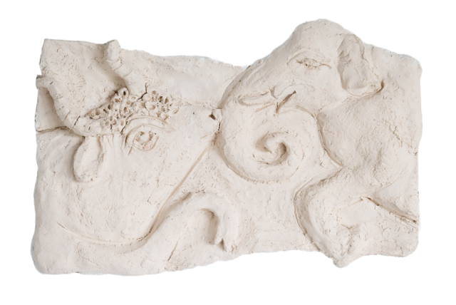 Relief, das zwei Tiere darstellt, die sich mit ihren Nasen in einer freundlichen und symbolischen Geste berühren.