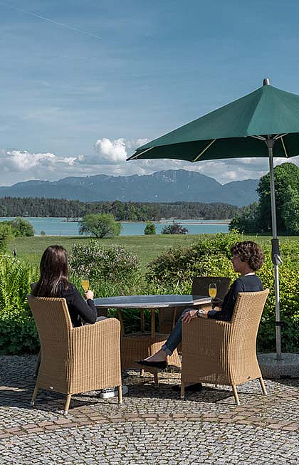 Aperitif vor dem Essen auf der Terrasse mit Blick über See und Berge.