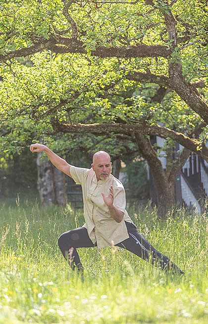 Tai Chi - im Sommer in freier Natur.