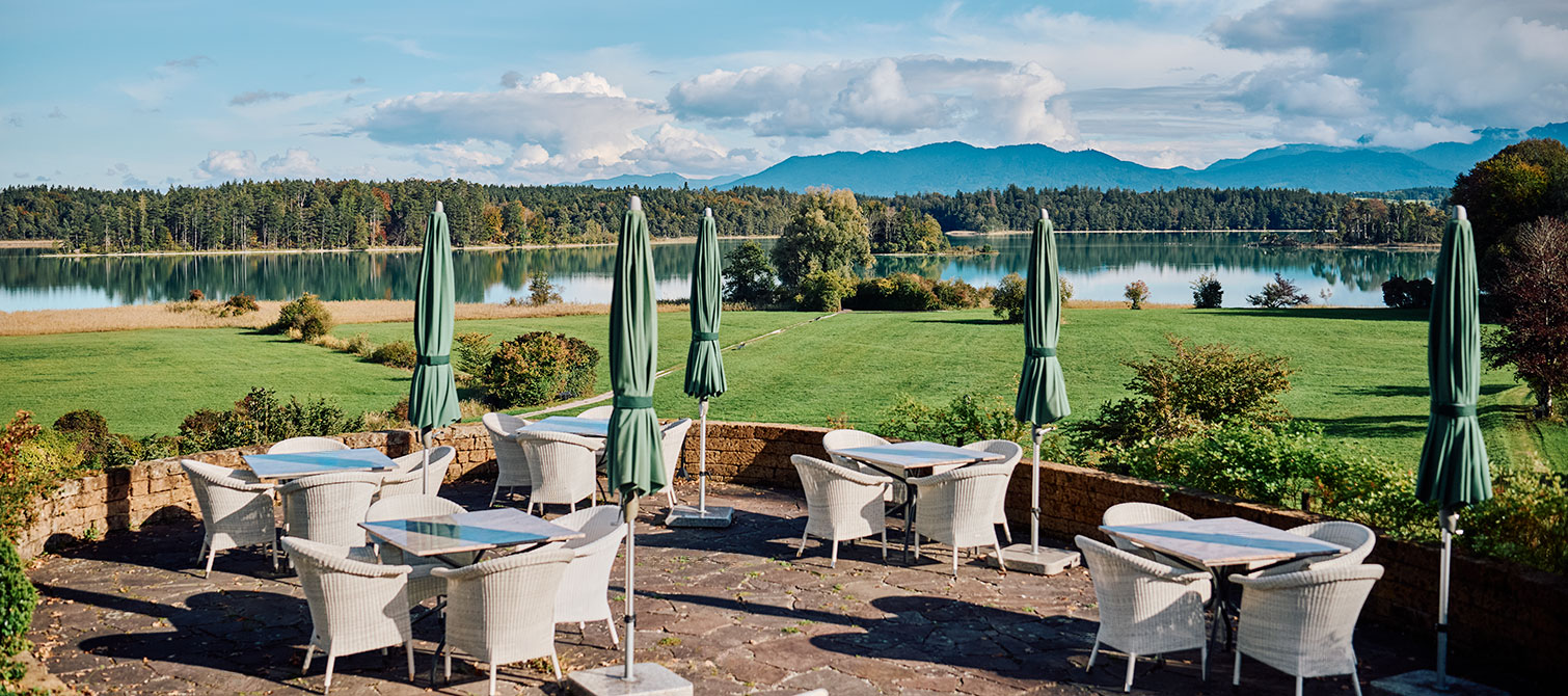 Von der Terrasse im Café Nomos hat man einen fantastischen Blick über den See.