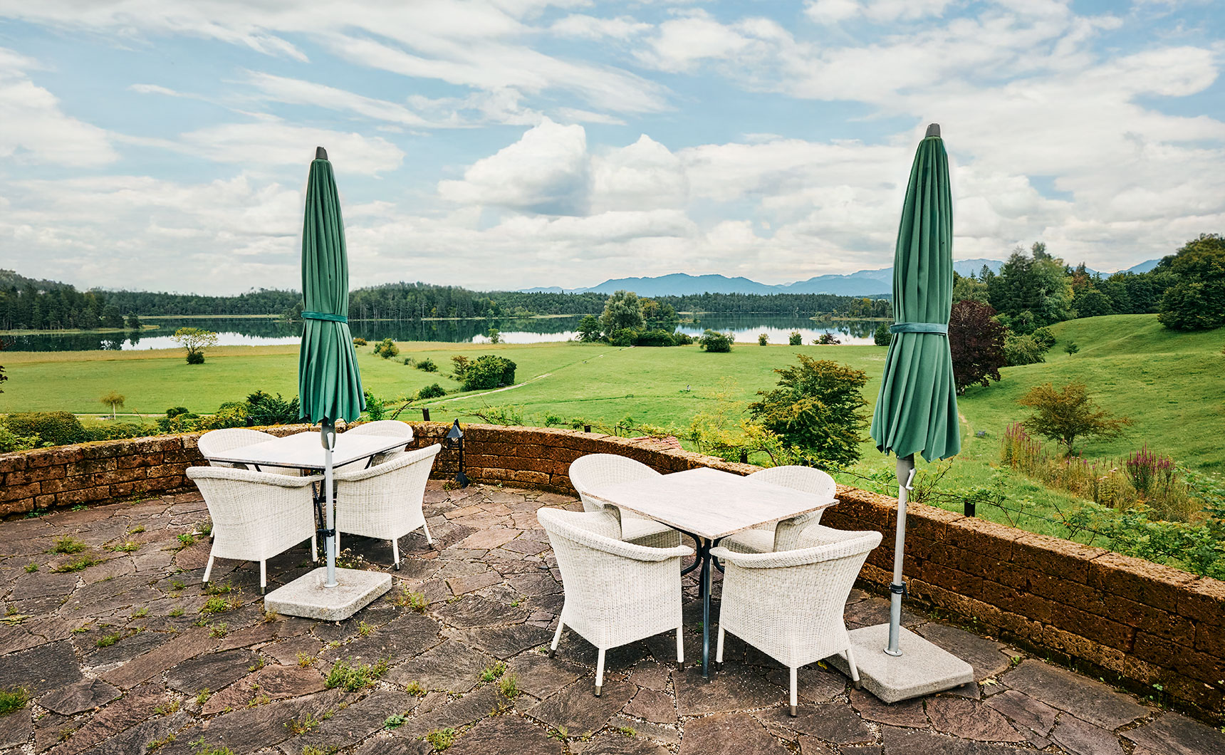 Von der Terrasse im Café Nomos hat man einen fantastischen Blick über den See.