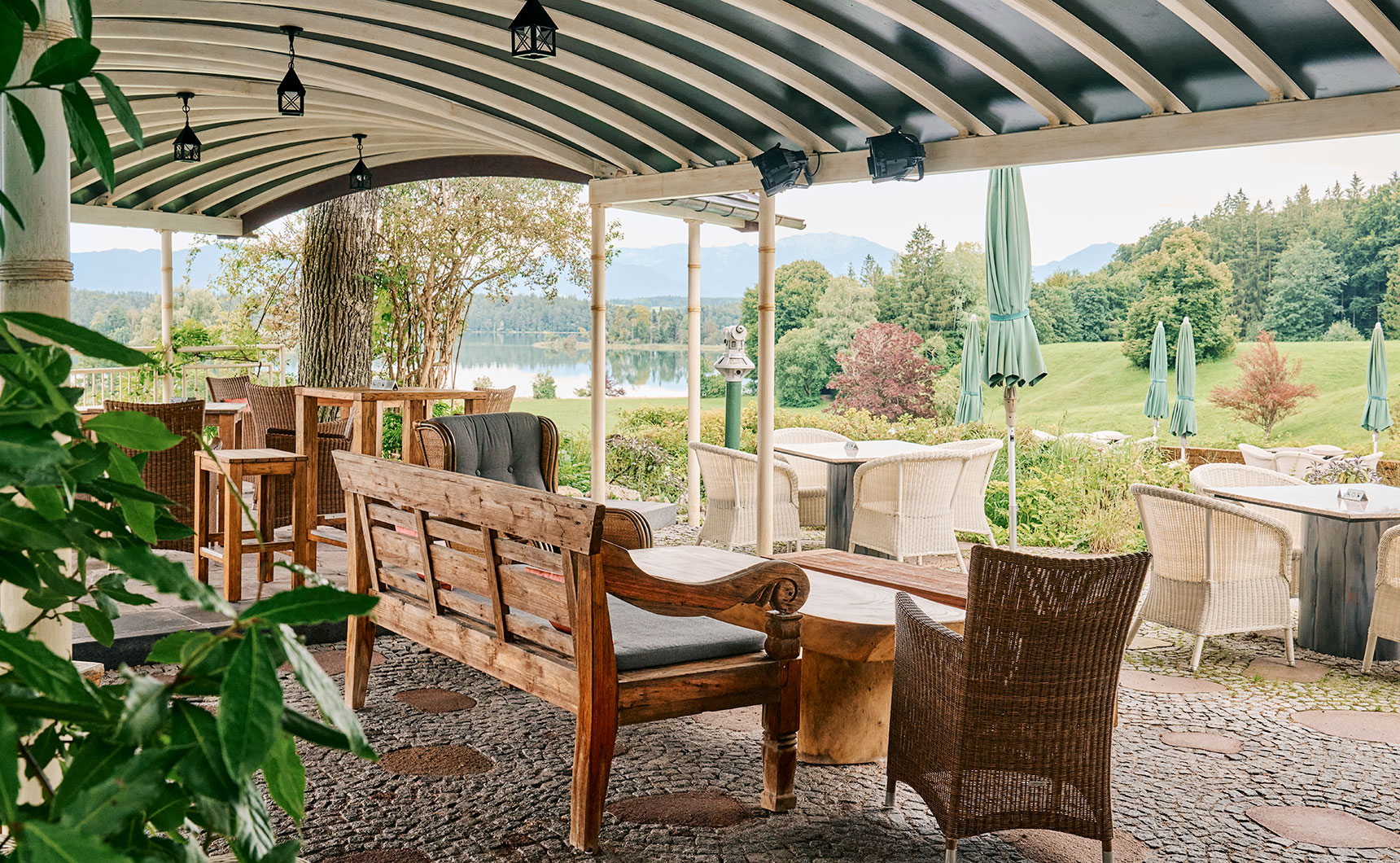 Von der Terrasse im Café Nomos hat man einen fantastischen Blick über den See.