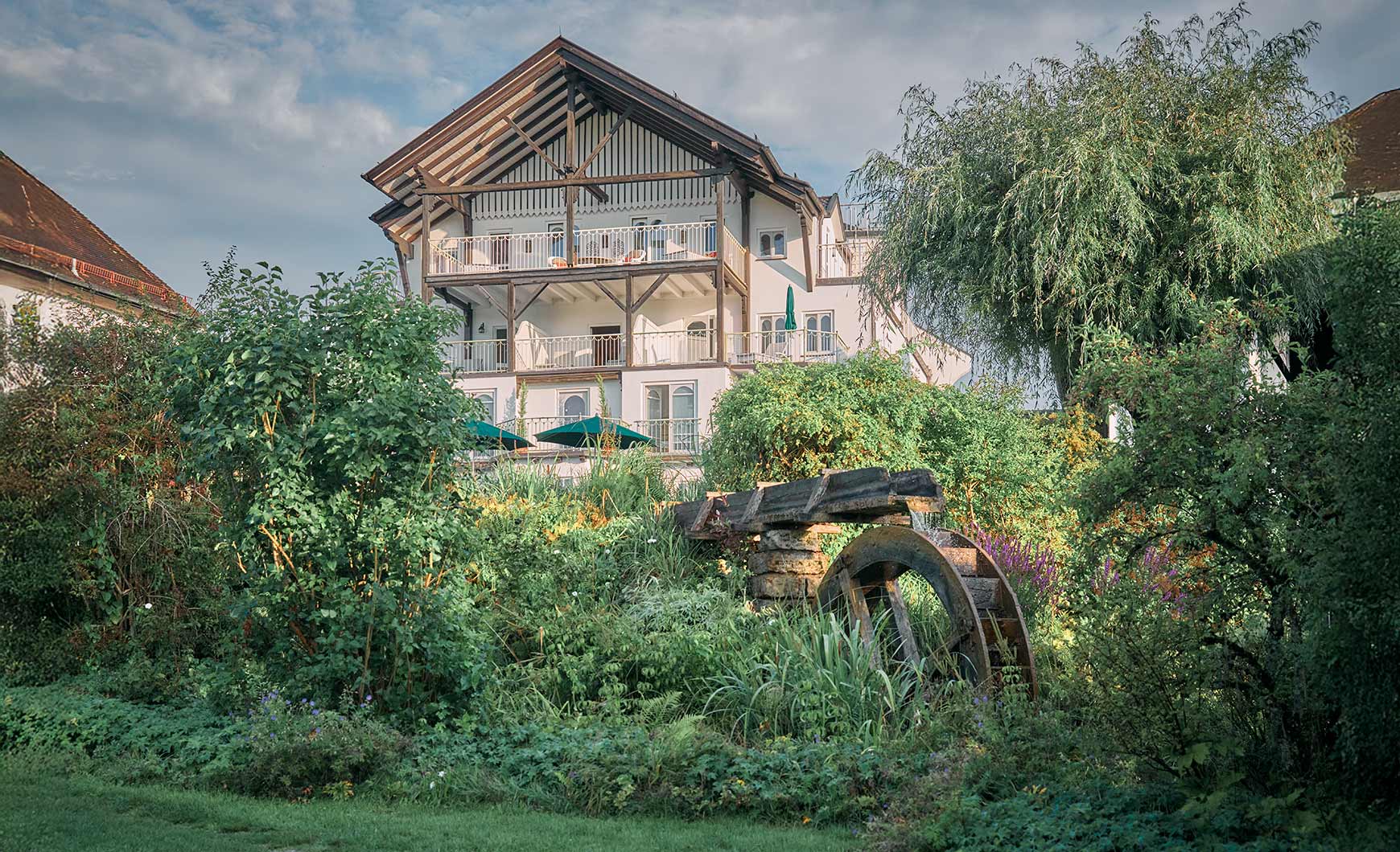 Das Mühlrad am Teich vor dem Haupthaus dreht sich schon seit ca 500 Jahren.