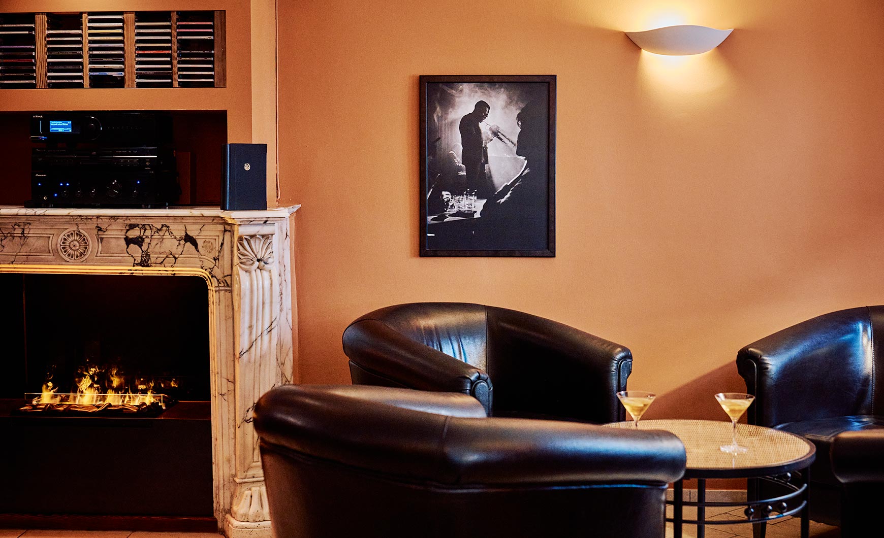 Cocktails, auch ohne Alkohol, am Kaminfeuer in der Bar.