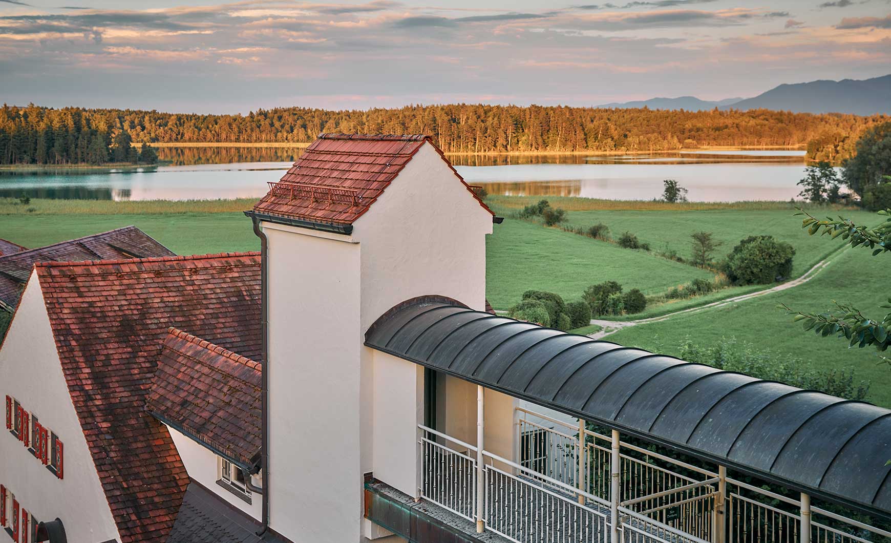 Gebäude aus drei Jahrhunderten am Ostersee.