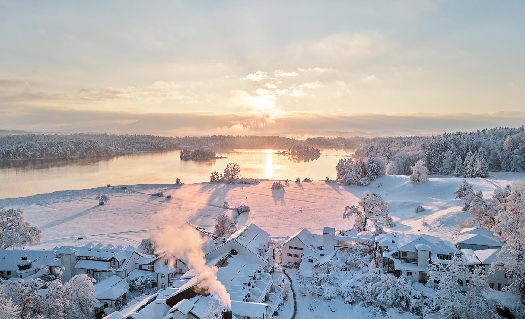Tief verschneite Landschaft im Winter.