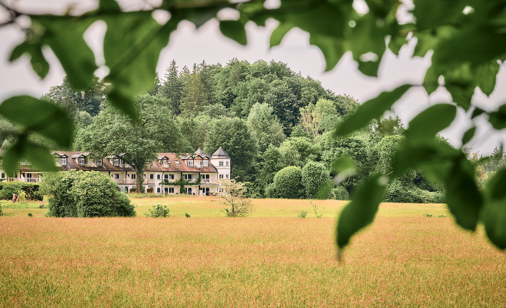 Turmhaus mit Wiesen