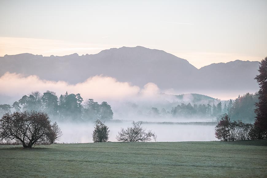 Morgennebel über dem Ostersee.