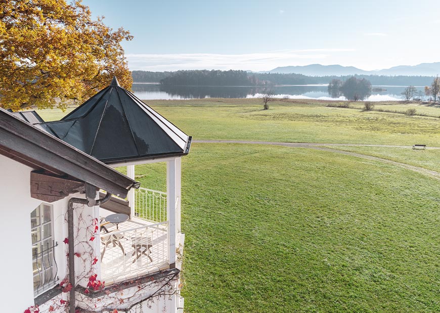 Blick auf See und Berge von den Zimmern im Turmhaus.
