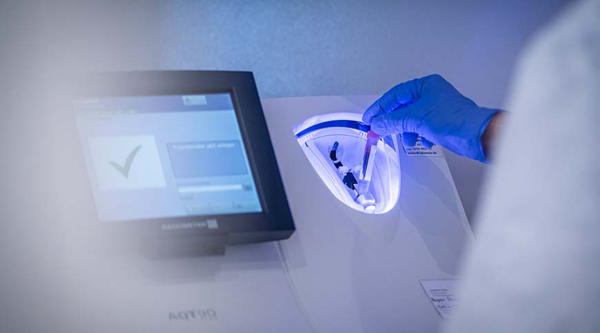 Moderne medizinische Geräte für die Diagnostik im Labor.