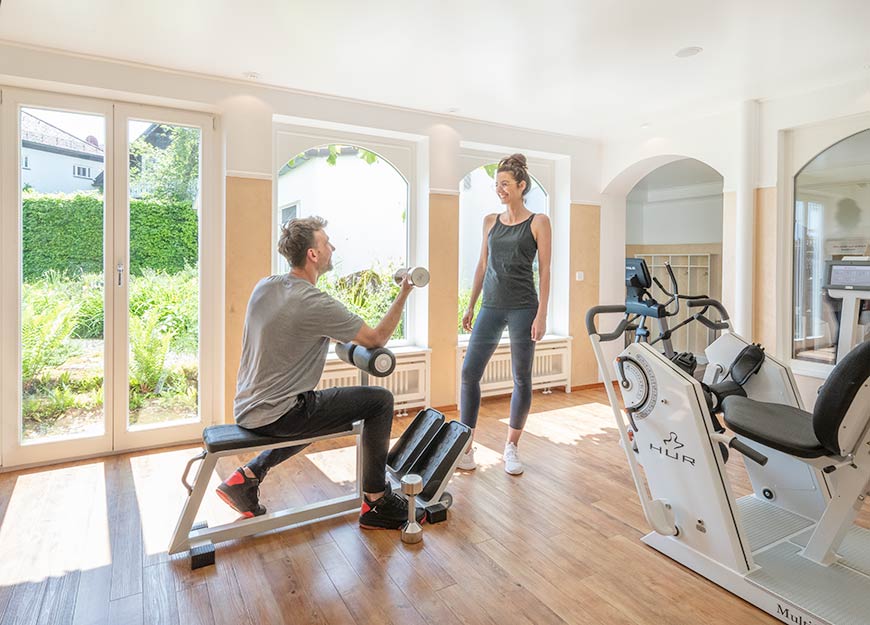 Modernste, leise Geräte im lichtdurchfluteten Fitnessraum.