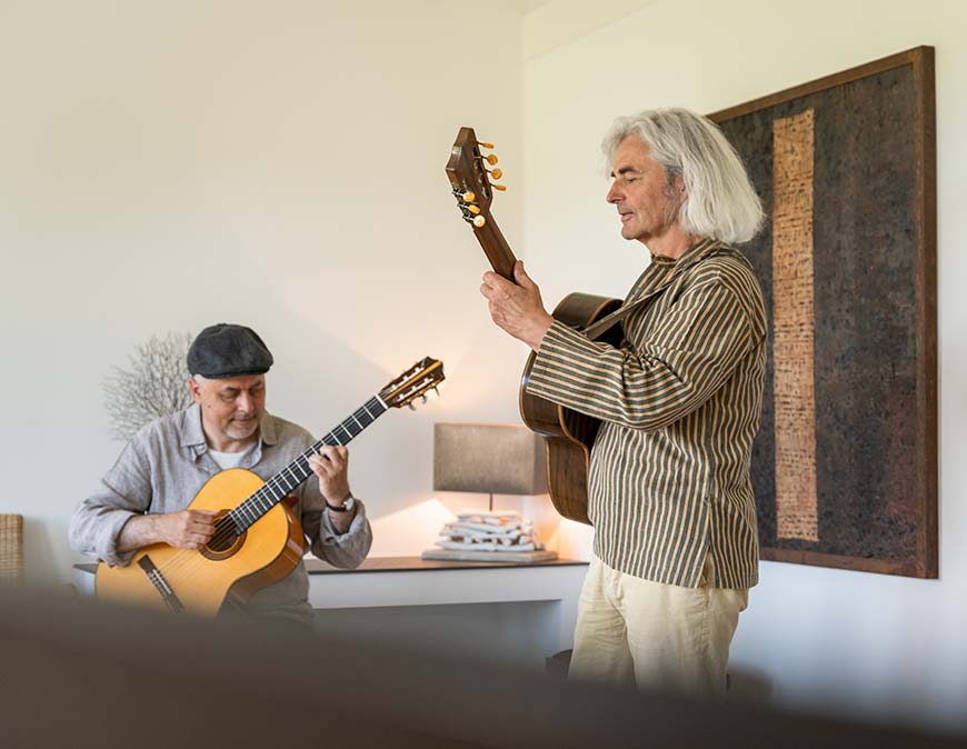 Gäste, die Klavier oder Gitarre spielen, verbringen ihre freie Zeit gerne im Musikhaus.