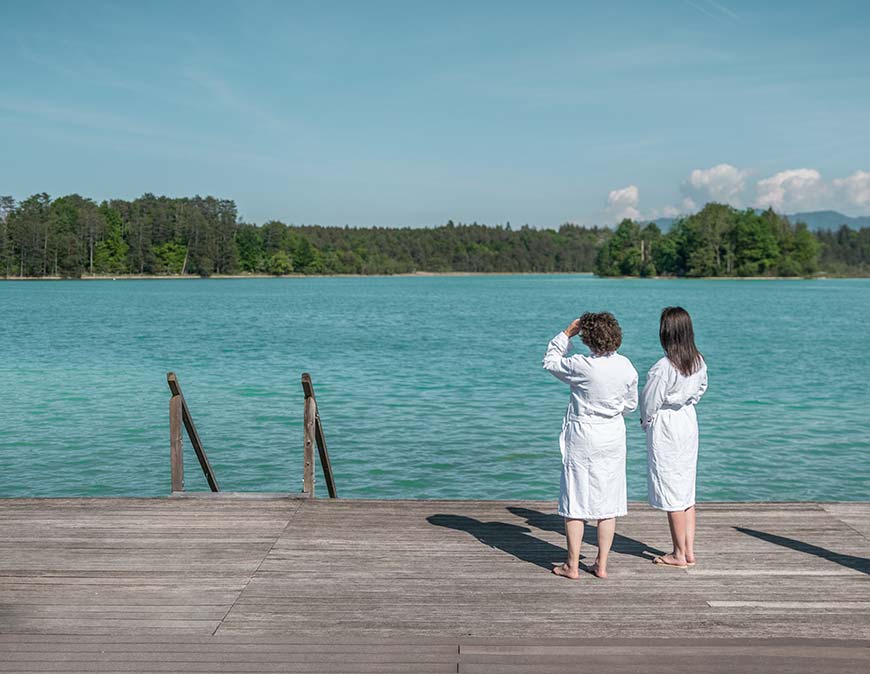 Vom Badesteg am See führt eine Treppe direkt ins klare Wasser.